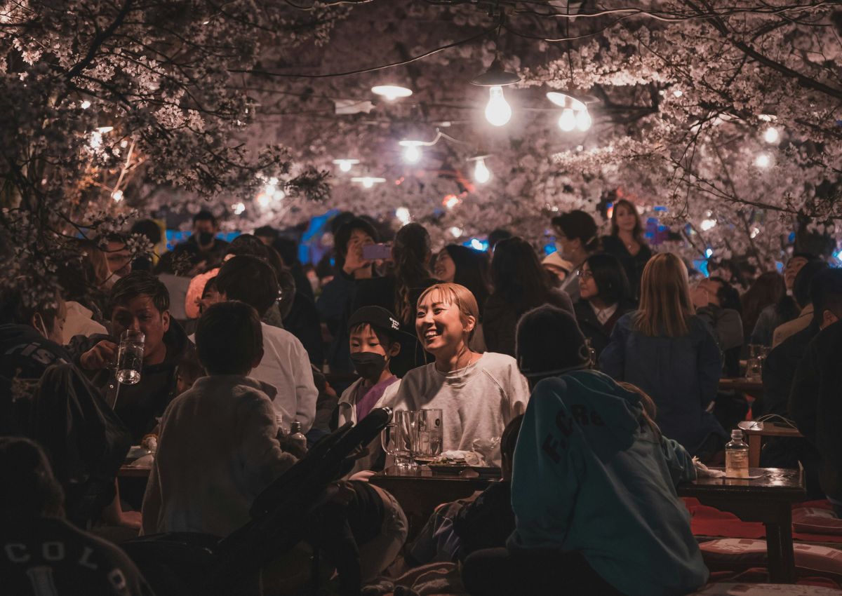 Groep mensen die hanami vieren in Kyoto, Japan