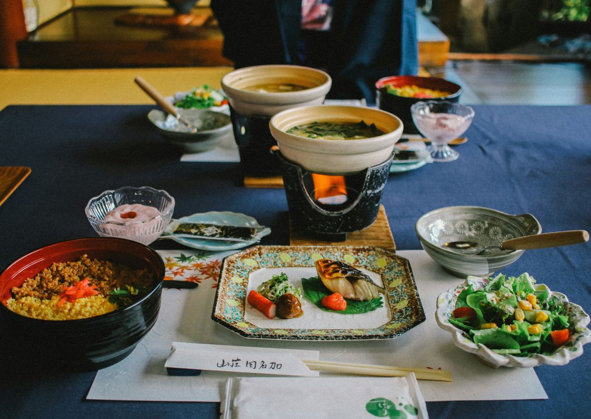 Traditioneel Japans ontbijt in een ryokan