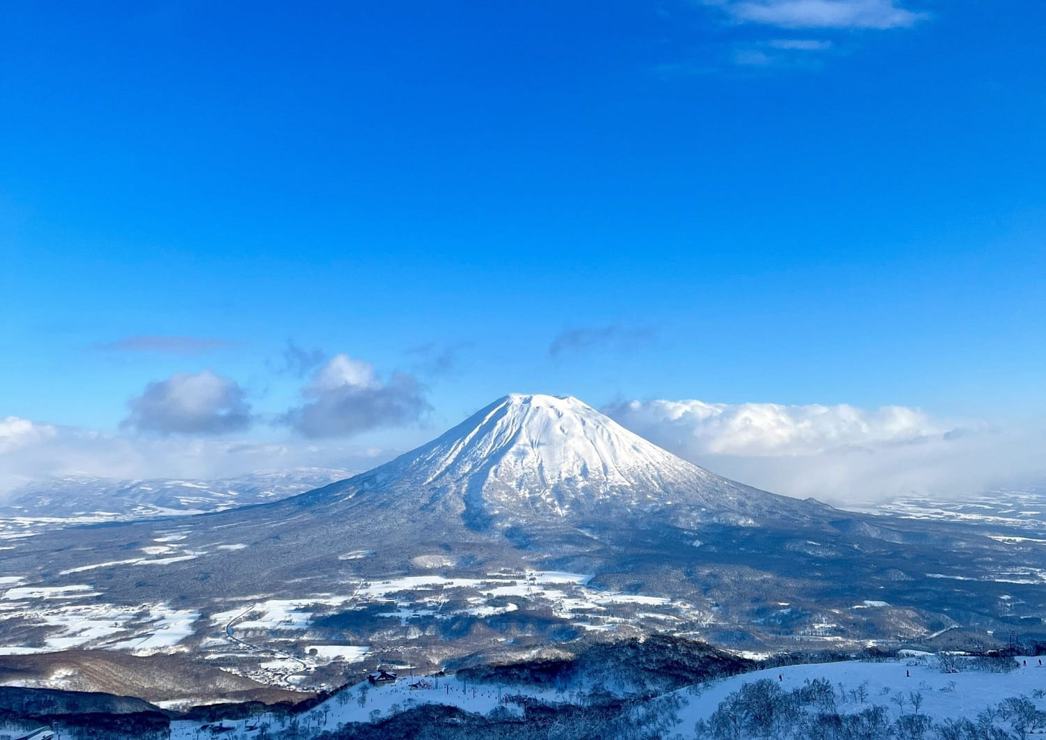 Mount Yotei gezien vanuit Niseko op een zonnige dag in Hokkaido, Japan.