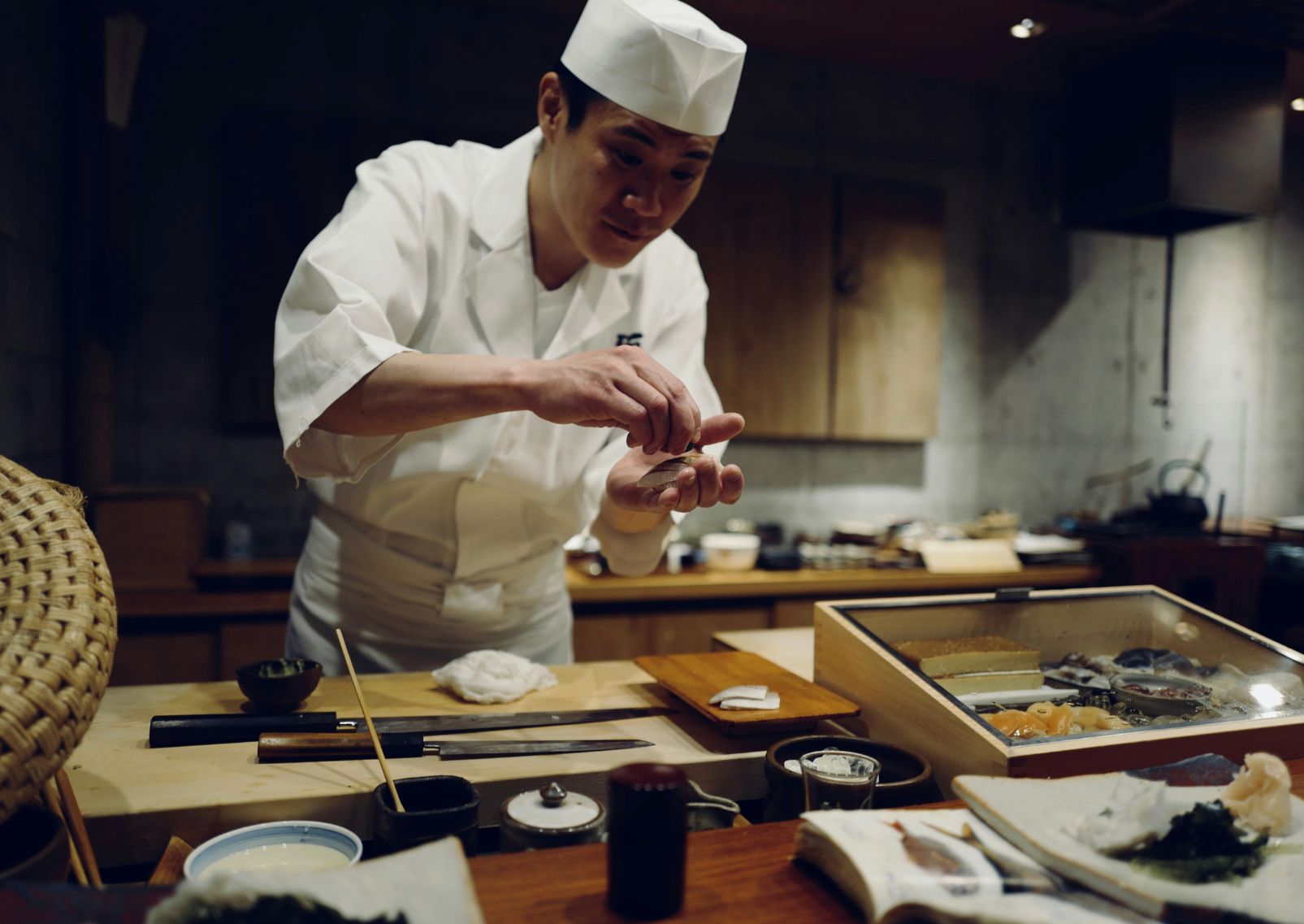 Japanse kok bereidt sashimi