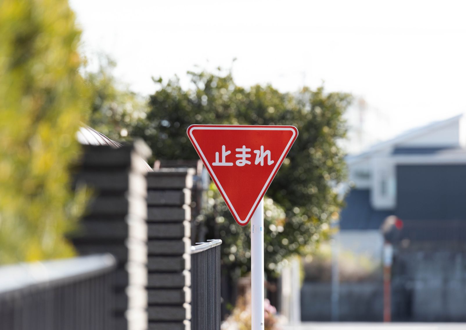 Een Japans stopbord op een straat in Japan.