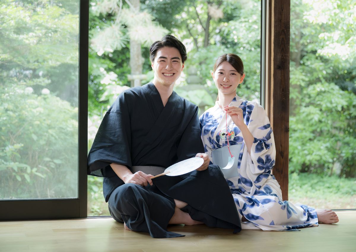 Stelletje dat een yukata draagt in een traditionele ryokan-kamer
