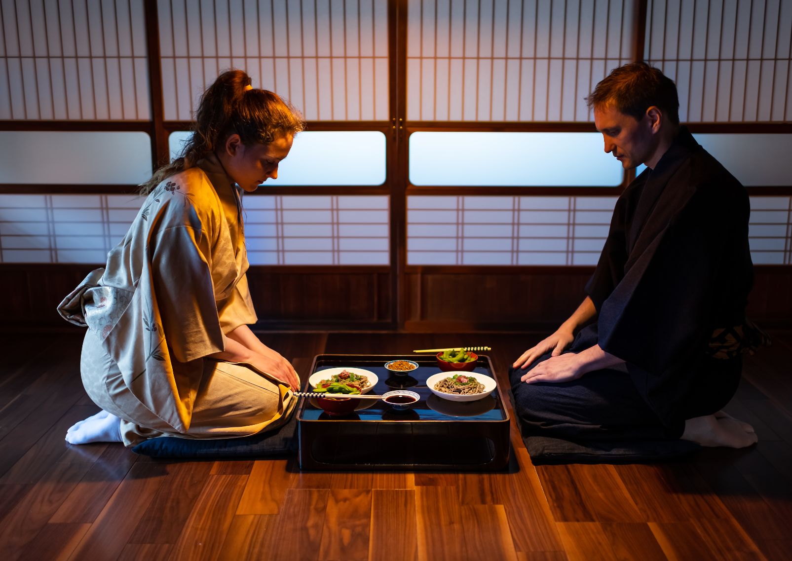 Jong stel toeristen geniet van een kaiseki-ervaring in een ryokan