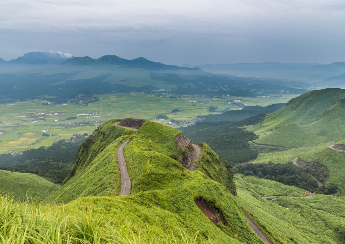Kronkelend bergpad hoog in de Japanse bergen