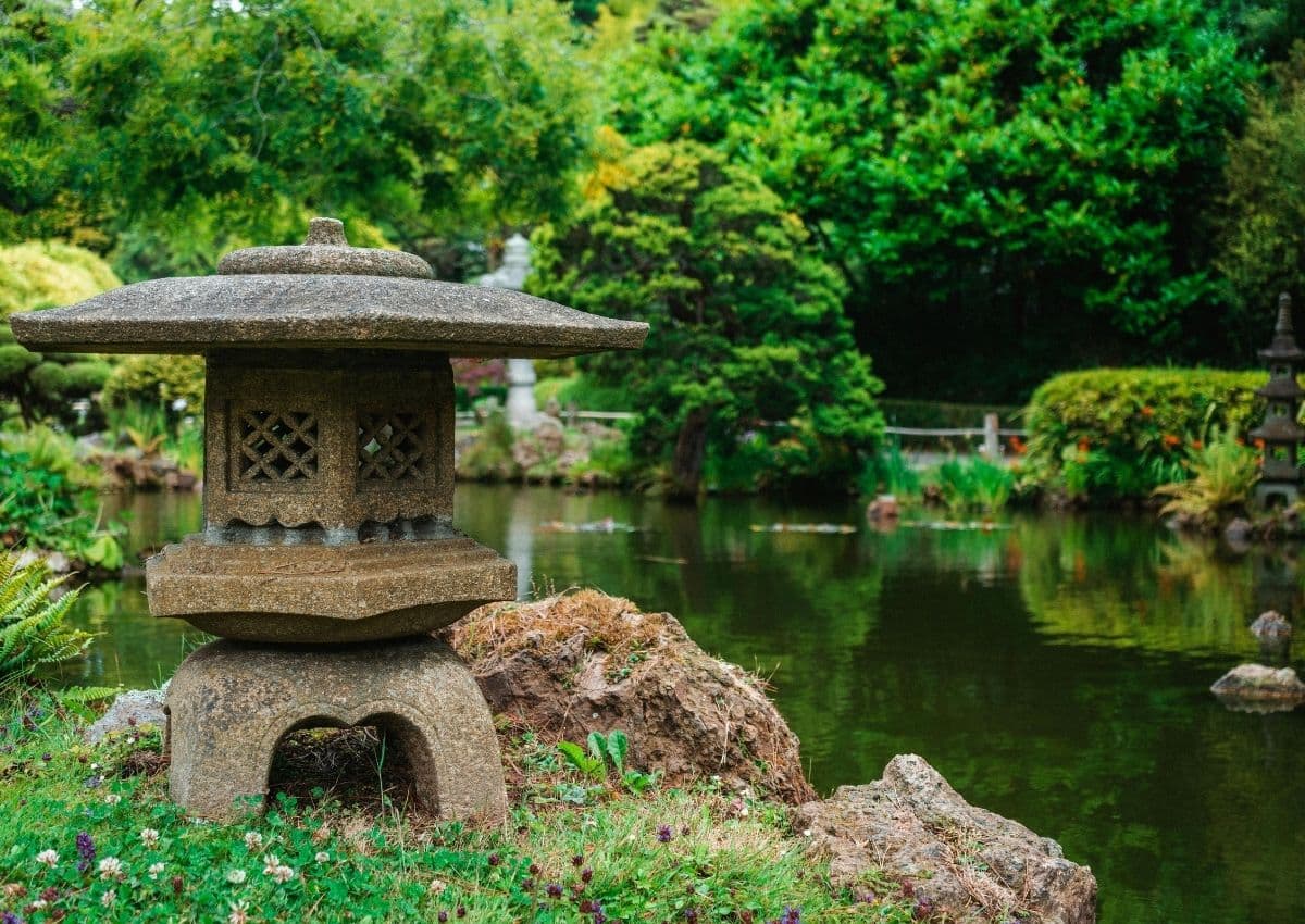 Stenen lantaarn in een groene Japanse tuin, Japan