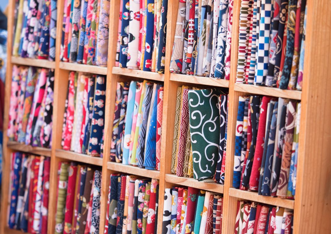 Japanse tenugui-decoratieve doeken uitgestald in een souvenirwinkel