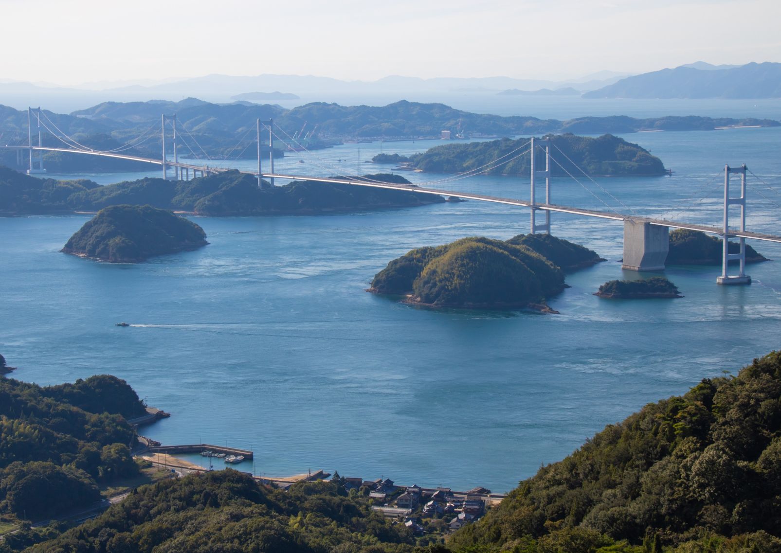 Luchtfoto van bruggen op de Shimanami Kaido fietsroute, Japan.