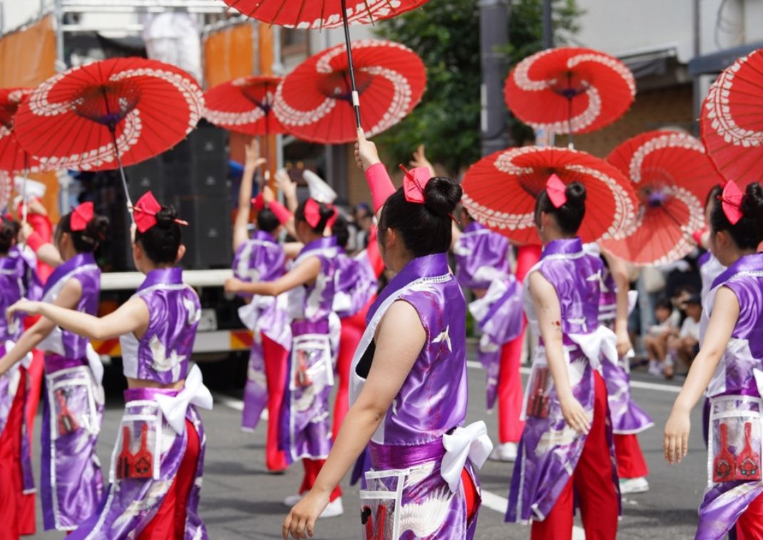 Traditioneel Japans feestelijk dansevenement.