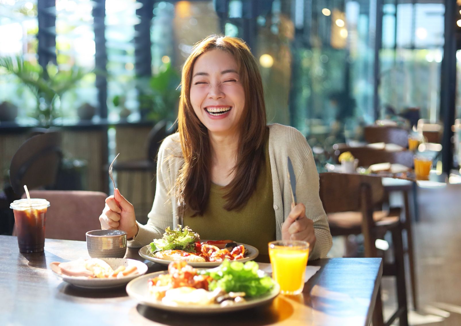 Een vrouw eet glutenvrij eten in Japan