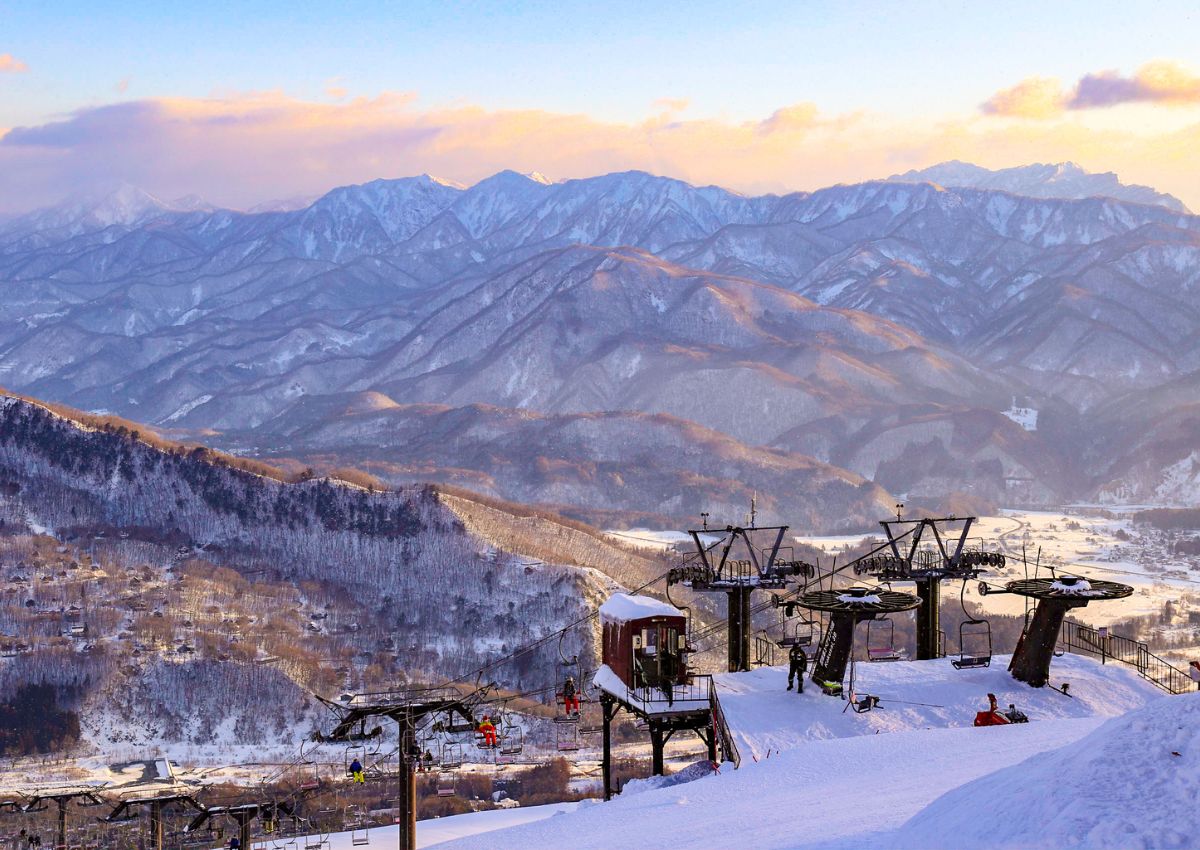 Uitzicht op besneeuwde bergen bij zonsondergang in het skigebied Hakuba, Japan