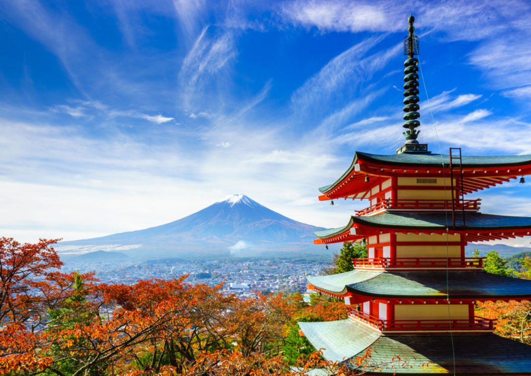 Mount Fuji met een rode pagode in de herfst, Fujiyoshida, Japan.