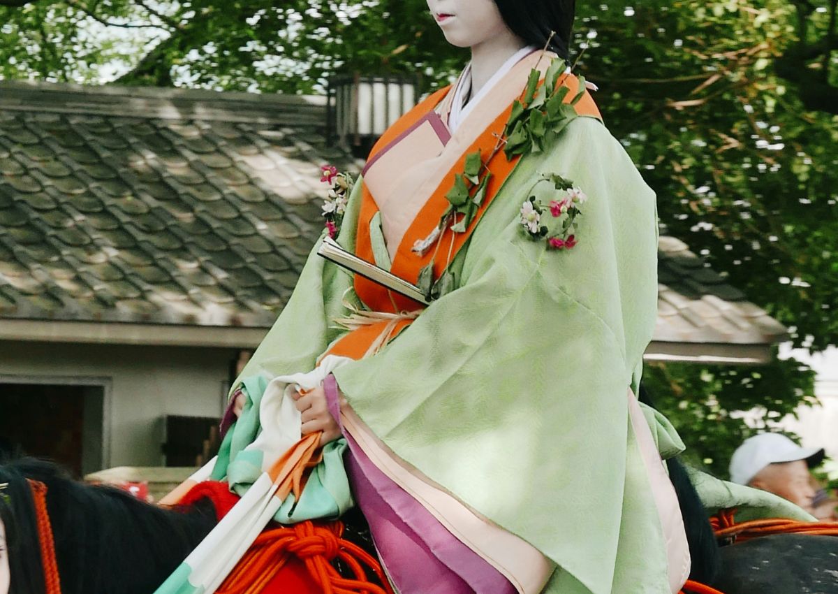 Vrouw in een kimono in Heian-stijl tijdens een Japans festival