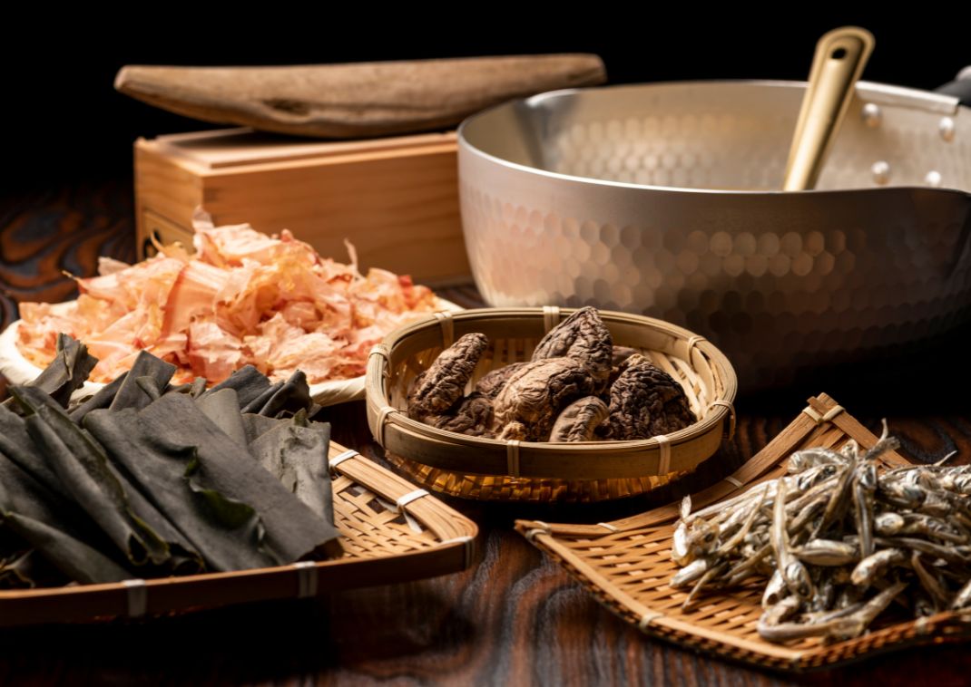 Ingrediënten die in de Japanse keuken worden gebruikt om de smaak te versterken, zoals zeewier en gedroogde paddenstoelen