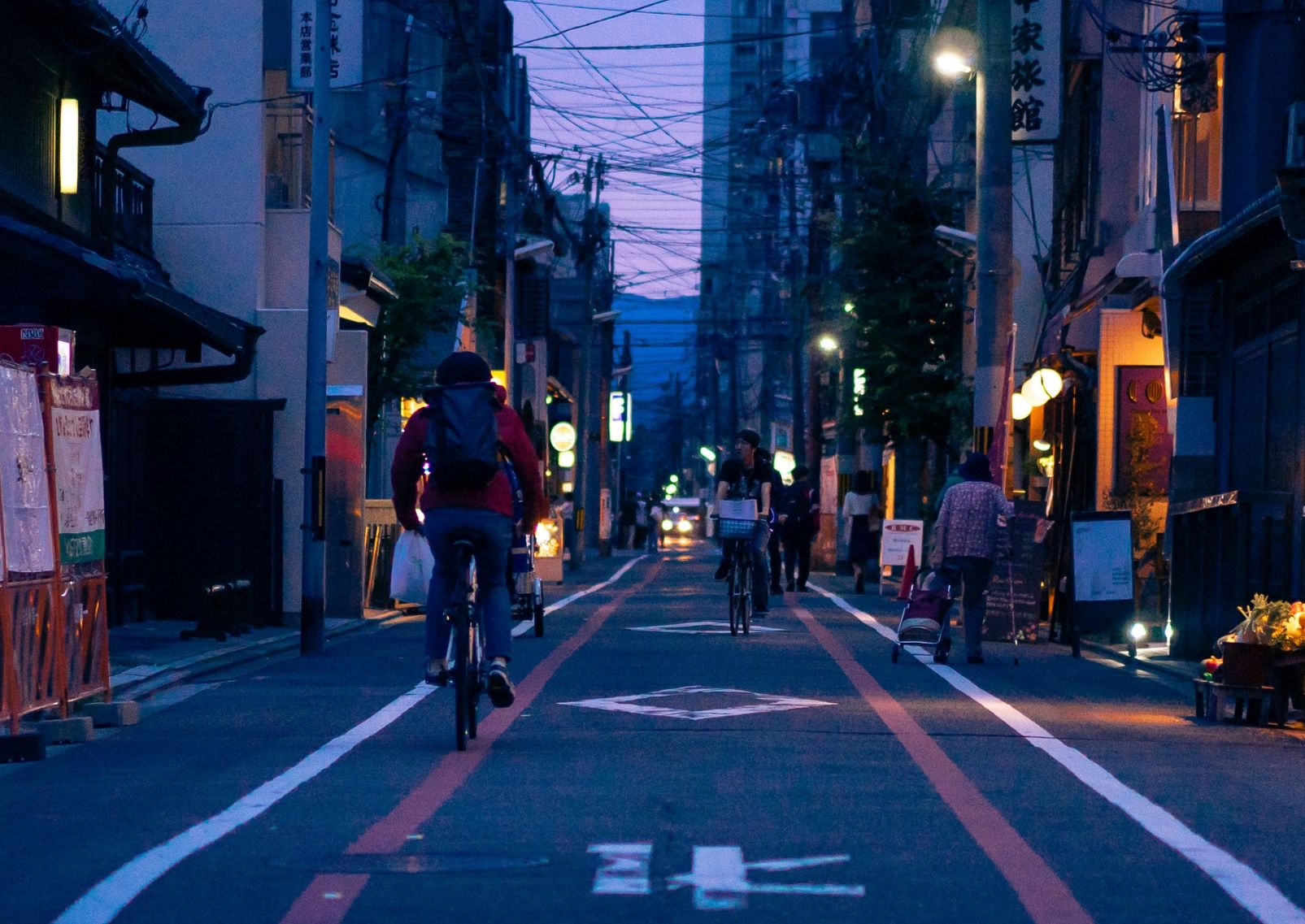 Fietsen aan de linkerkant van de weg in Kyoto, Japan.