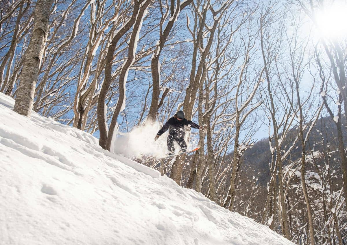 Snowboarder op de pistes van het skigebied Hakuba, Japan