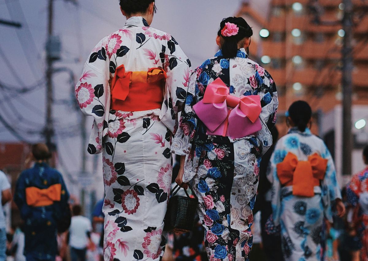 Meisjes gekleed in yukata tijdens een Japans zomerfestival