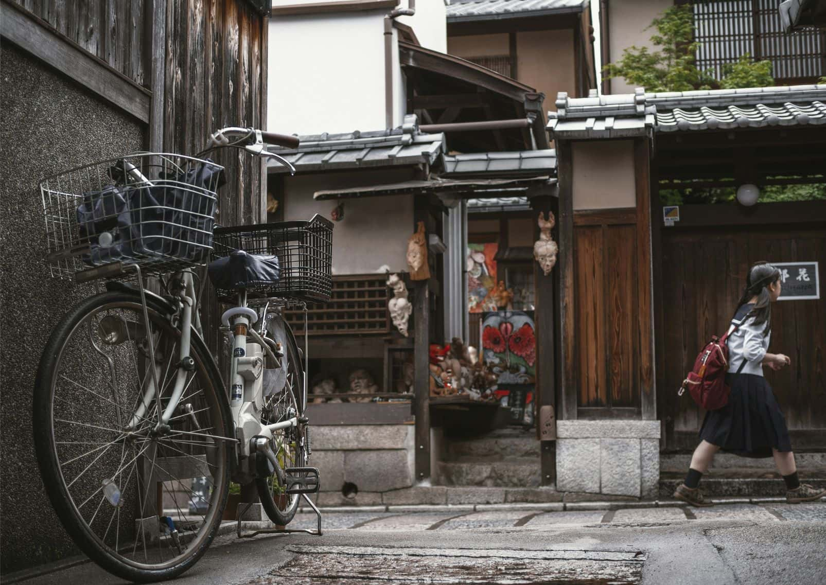 Geparkeerde fiets in Sannenzaka, Kyoto, Japan.