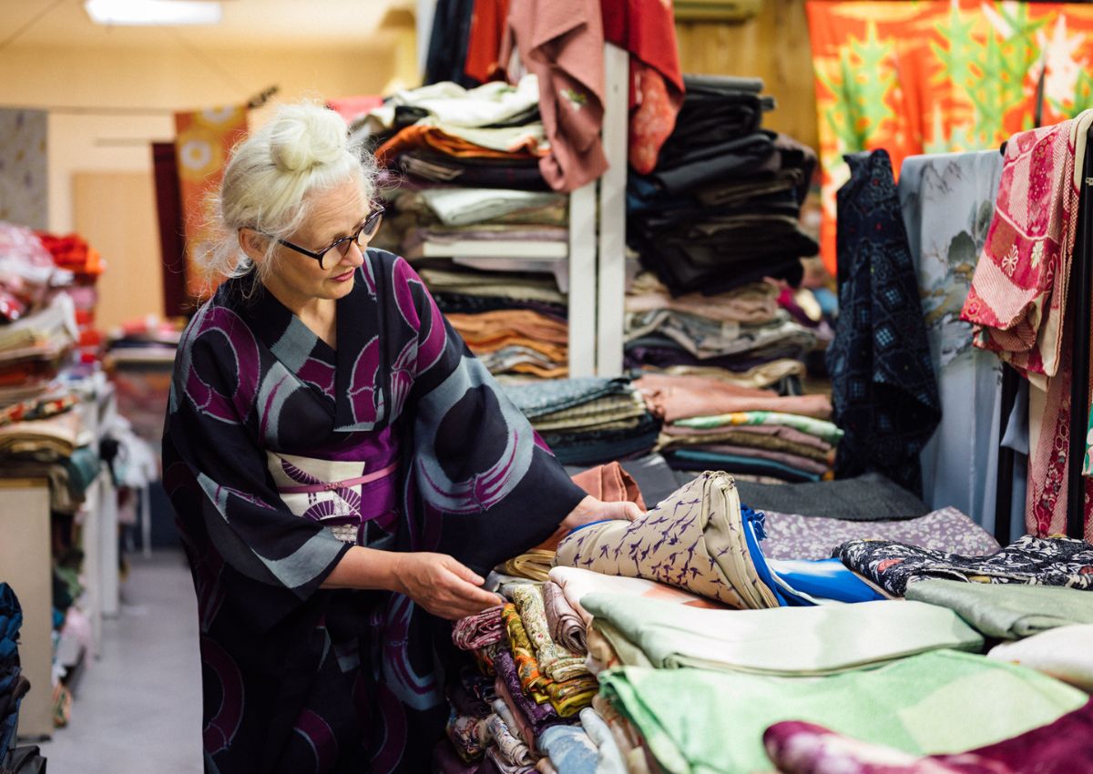Vrouw in kimono winkelt in een vintage kimono-winkel