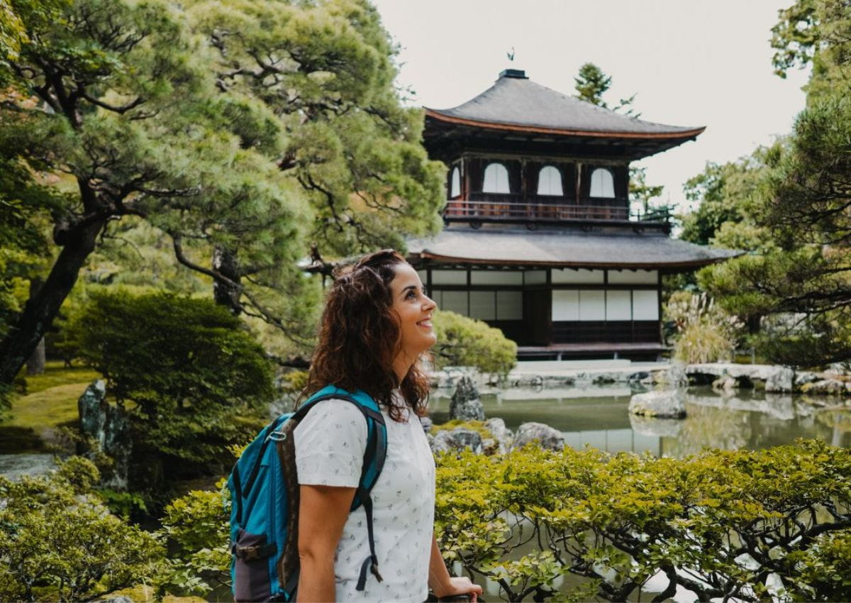 Vrouw bij de Ginkakuji-tempel, Kyoto