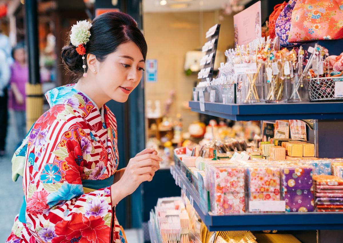 Meisje dat kimono-accessoires uitzoekt