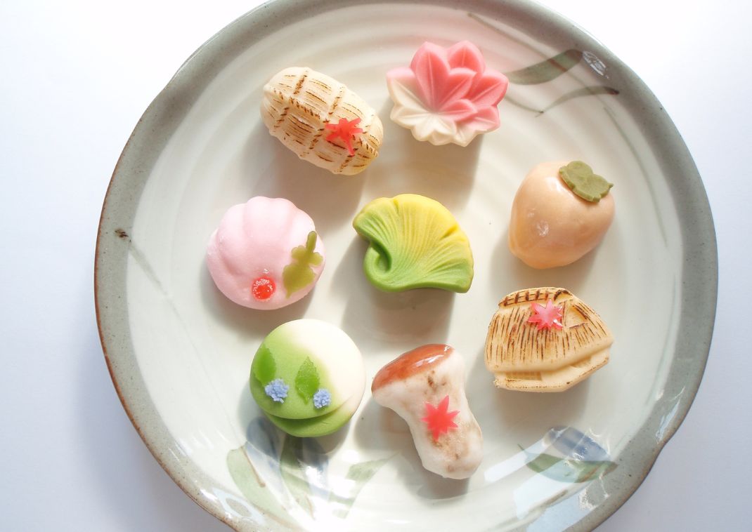 Assortiment Japanse wagashi-zoetigheden met een herfstthema