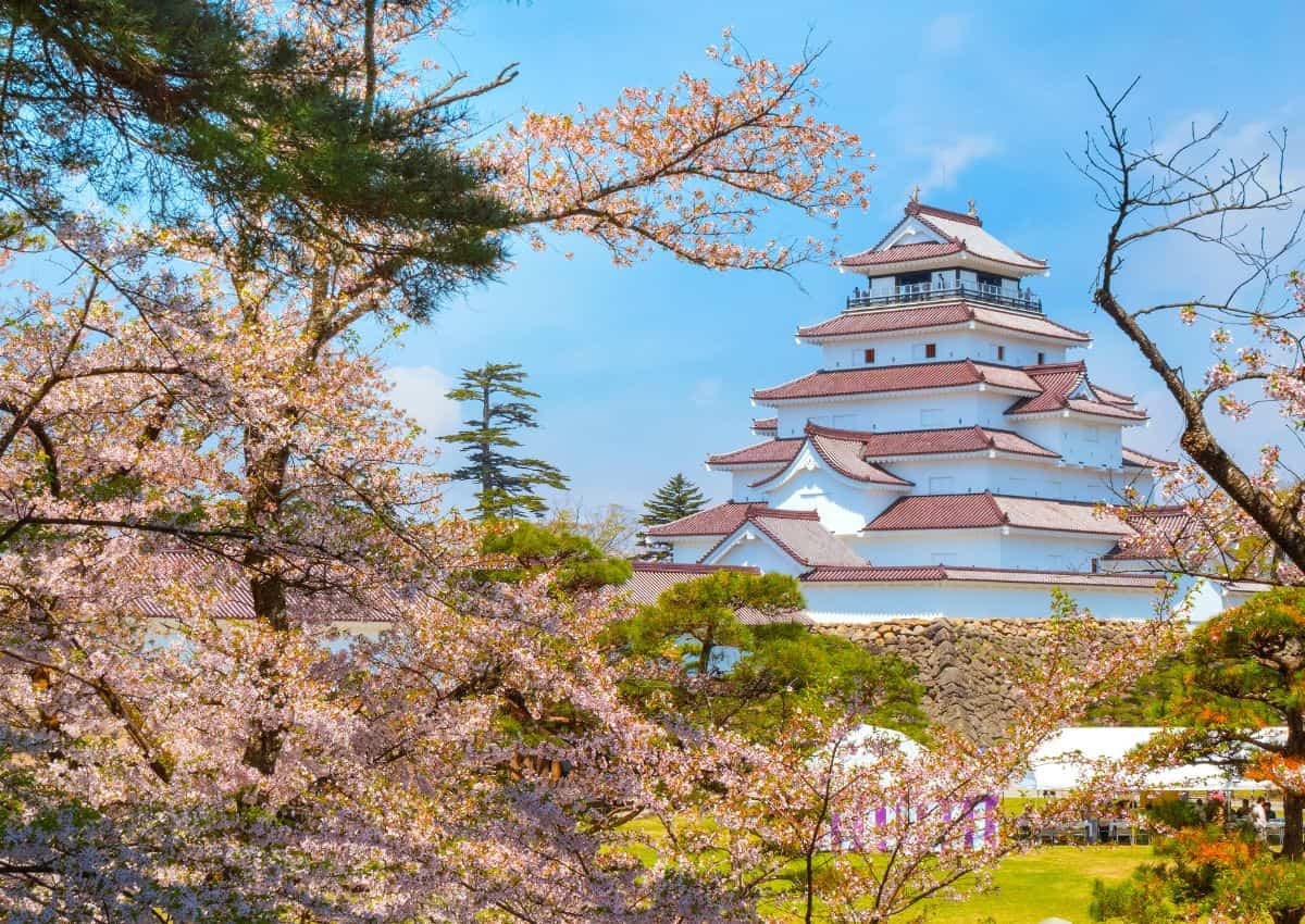 Tsuruga-kasteel van Aizu-Wakamatsu in de lente, Fukushima, Japan.