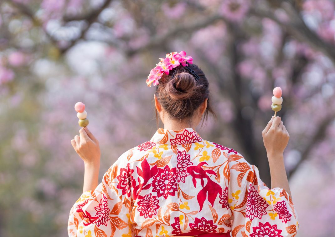 Vrouw in yukata tijdens de kersenbloesemtijd