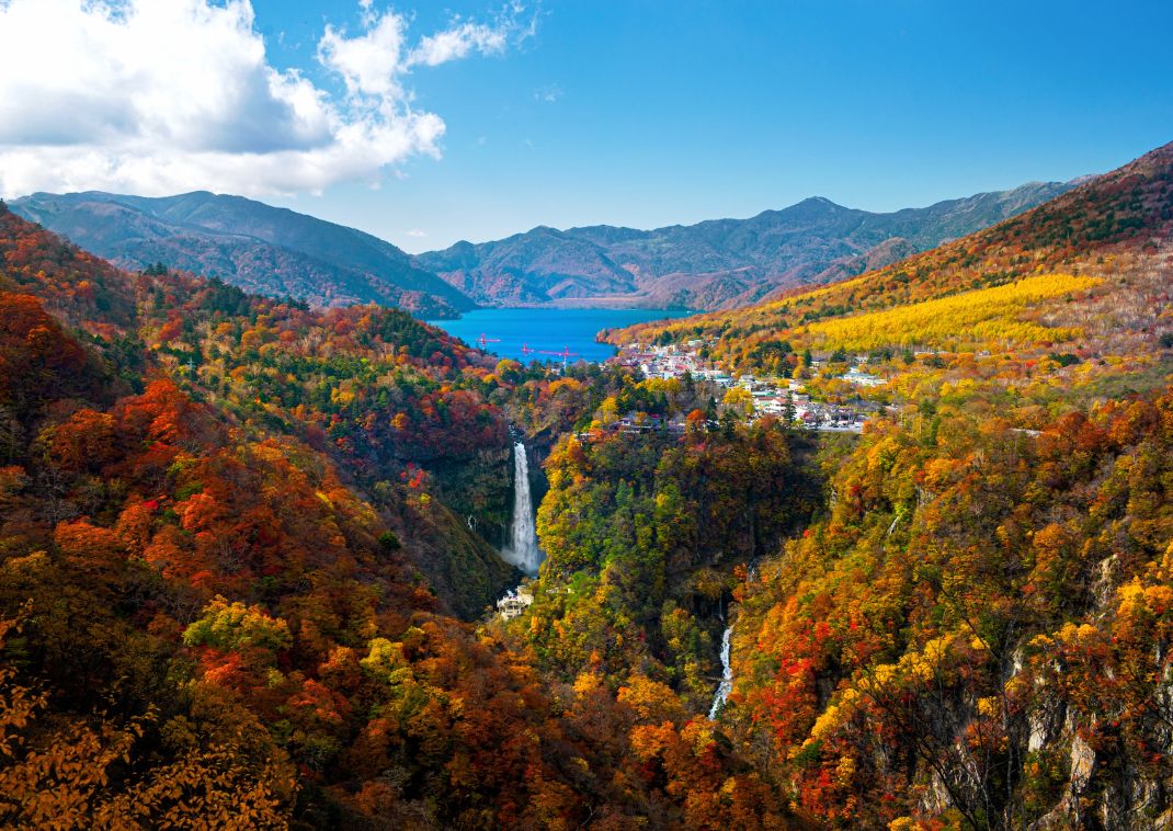 Herfstkleuren gezien vanaf Akechidaira Observatory, Lake Chuzenji, Nikko, Japan