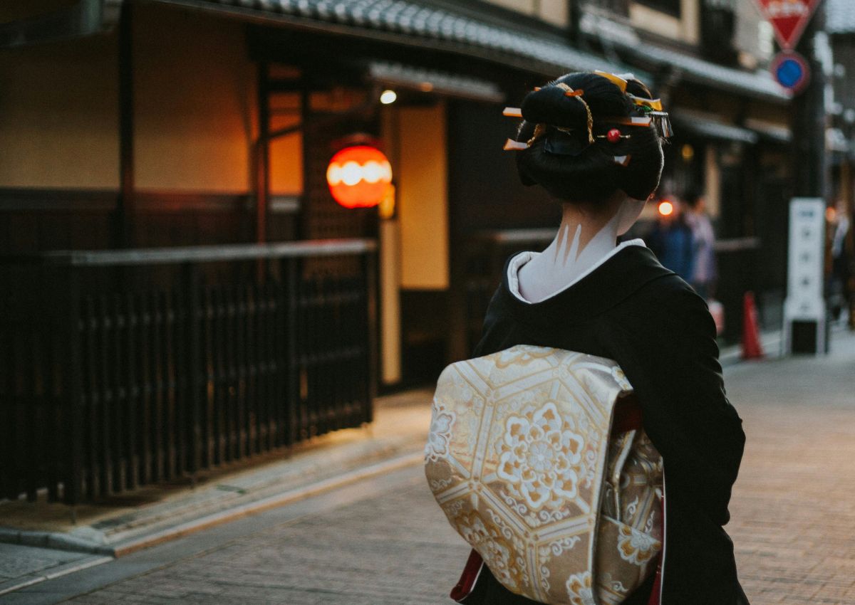 Geisha in kimono wandelend in Kyoto, Japan