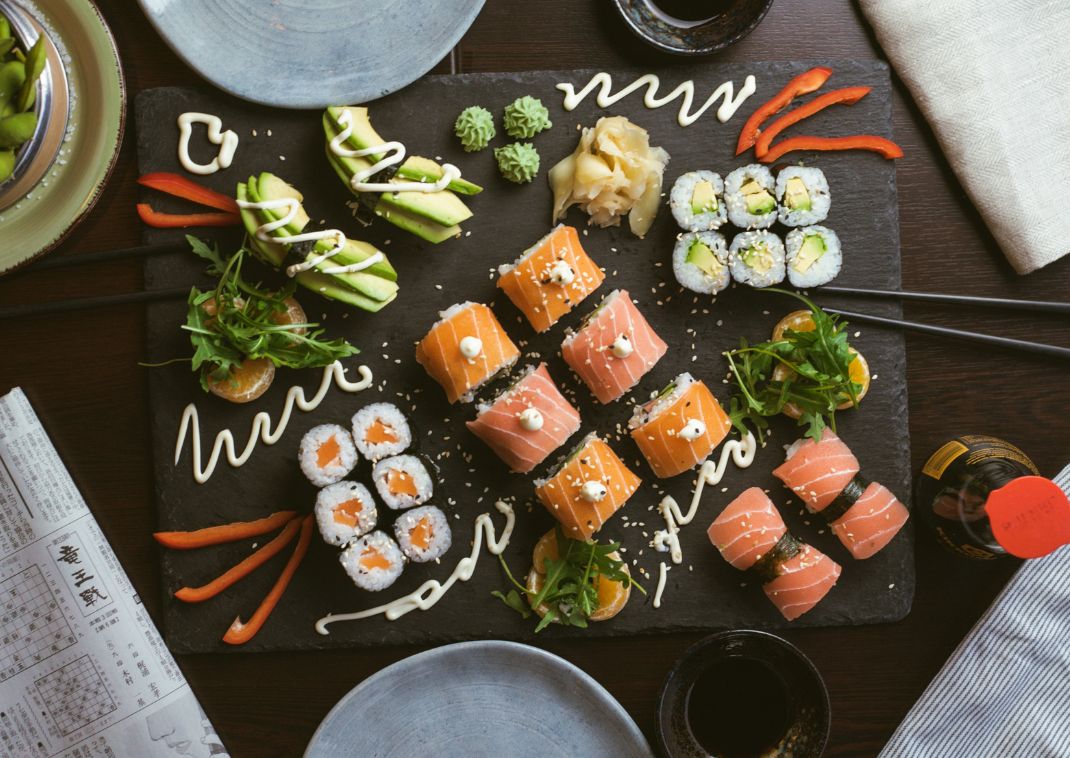 Plank met diverse maki's in een modern Japans restaurant