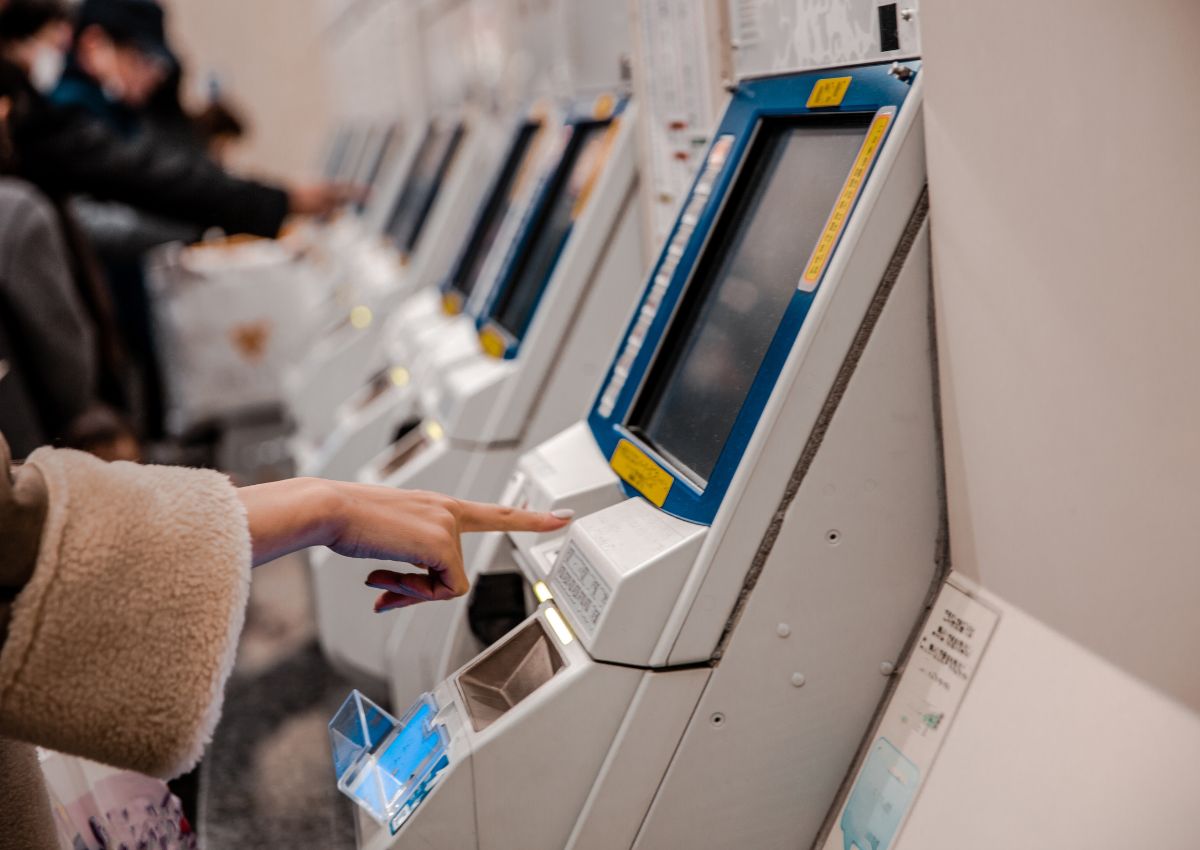 Vrouw die tickets koopt bij een automaat, Japan