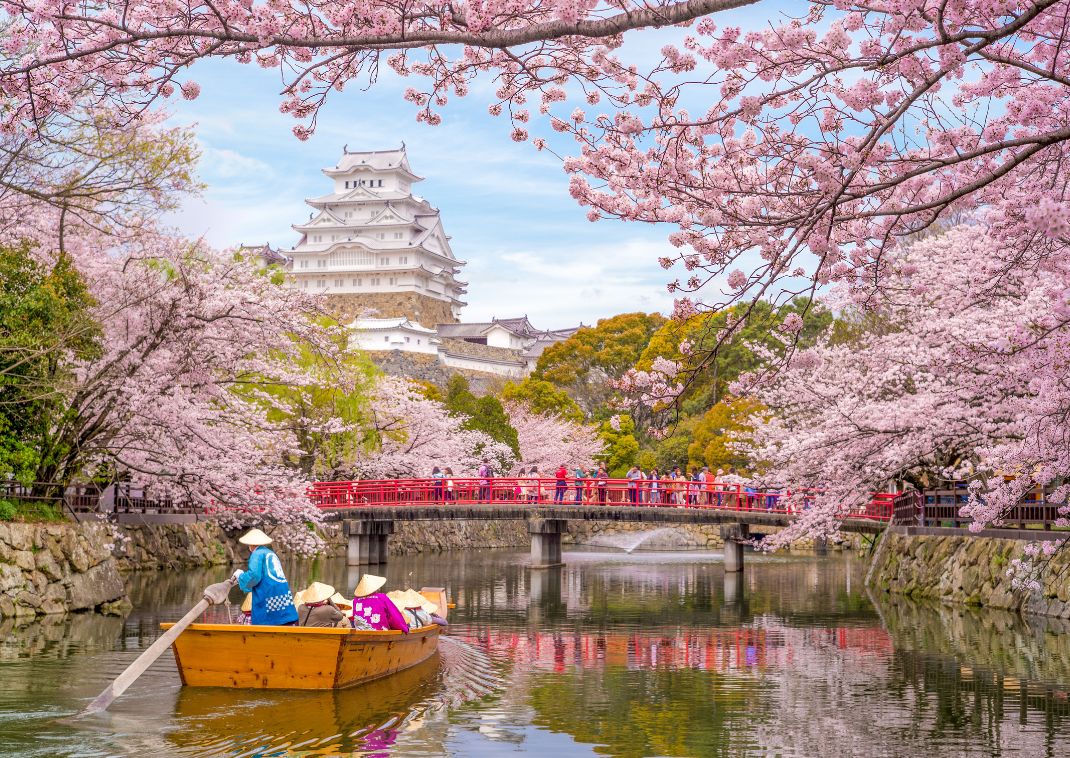  Boottocht op de gracht van het kasteel van Himeji in de lente, Japan.