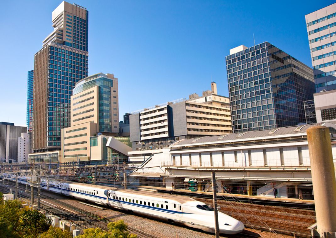 De stad Hakata in Fukuoka, Japan, bij schemering met een blauwe gloed en twinkelende stadslichtjes.