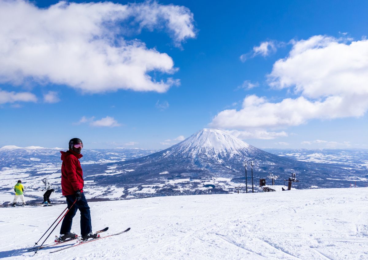 Skiër in Niseko, Hokkaido, Japan