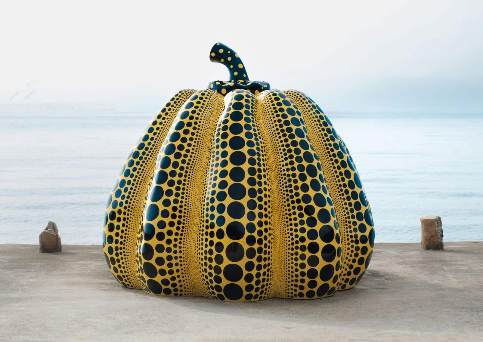 Het beeldhouwwerk Gele Pompoen van Yayoi Kusama op het eiland Naoshima, Japan.  