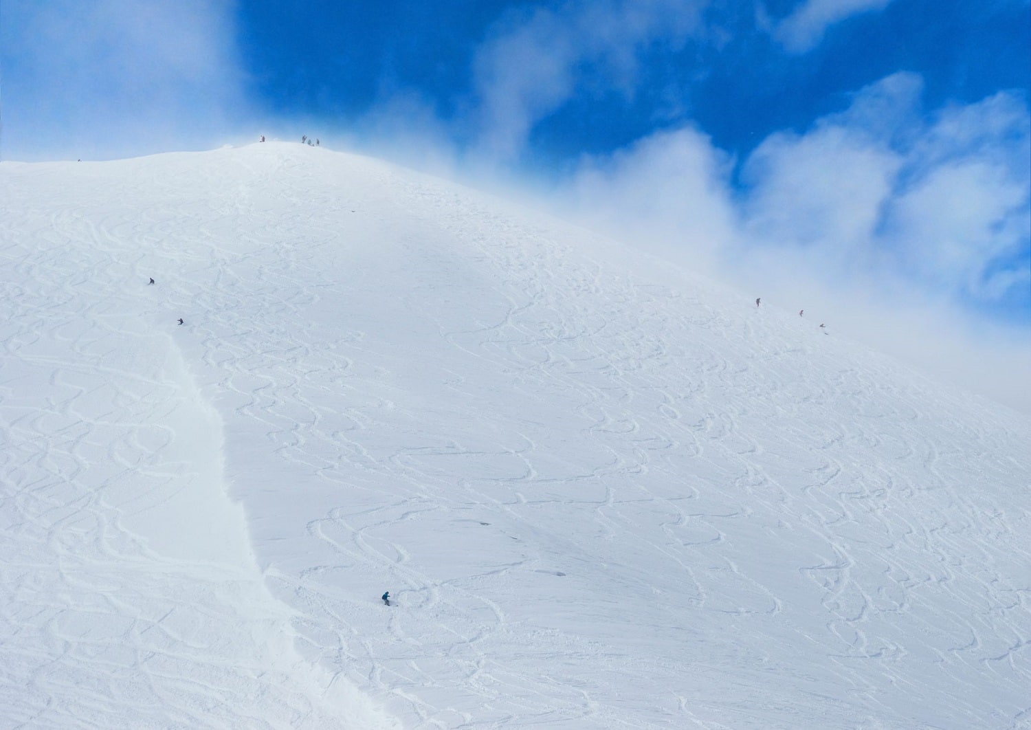 Skiën in de poedersneeuw in Niseko, Hokkaido, Japan.