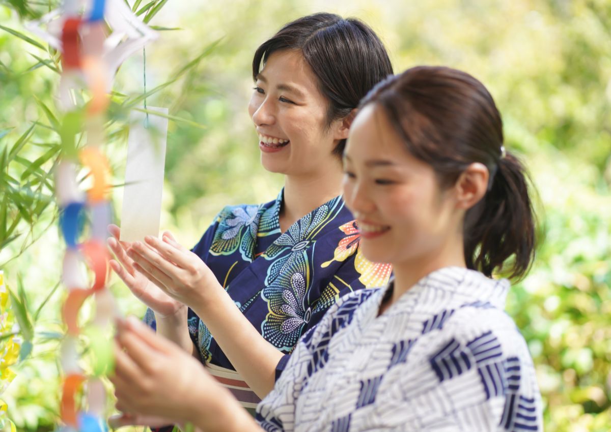 Japanse vrouwen schrijven Tanabata-wensen