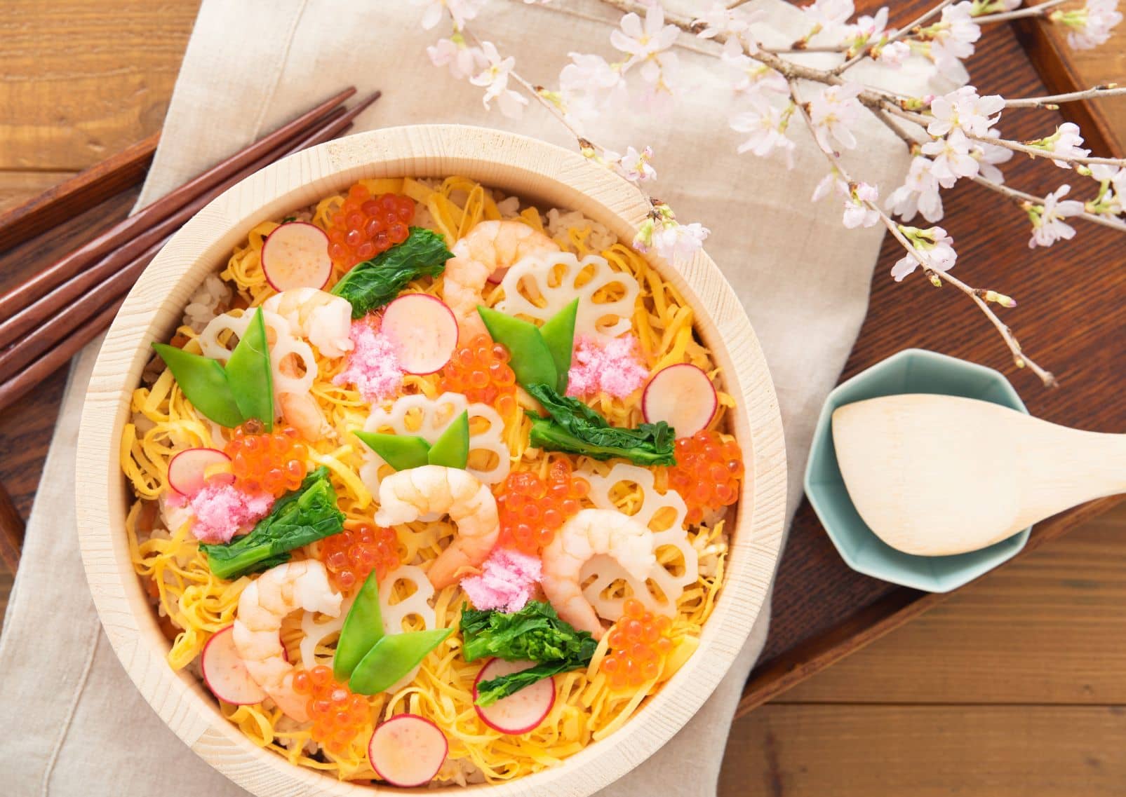 Kleurige chirashi-sushi, een typisch Japans gerecht