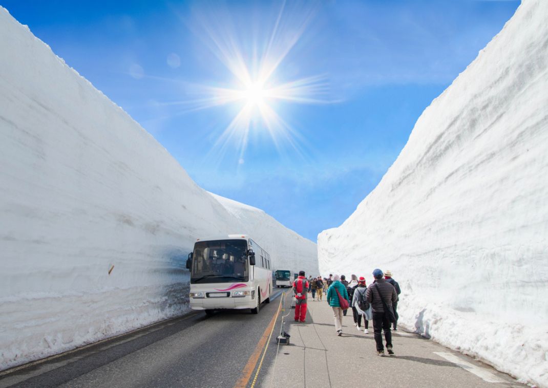 De sneeuwcorridor op de Tateyama Kurobe Alpine Route, Japanse Alpen in Tateyama, Japan