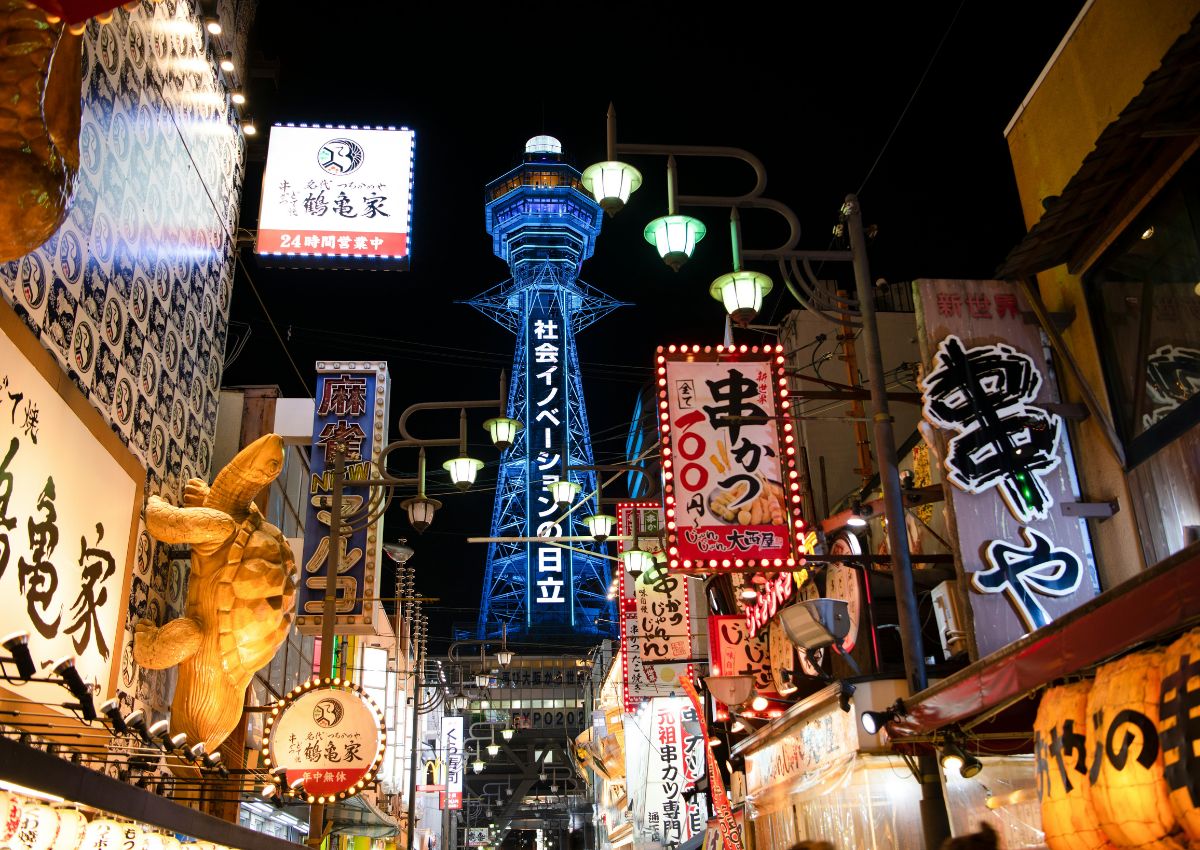 Shinsekai retro wijk 's nachts, Osaka, Japan