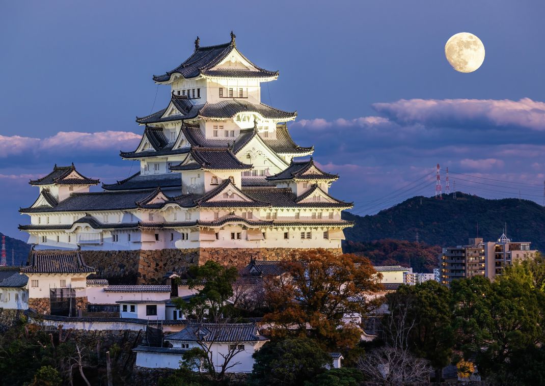 Het Himeji-kasteel bij de volle herfstmaan, Himeji, prefectuur Hyōgo, Japan.