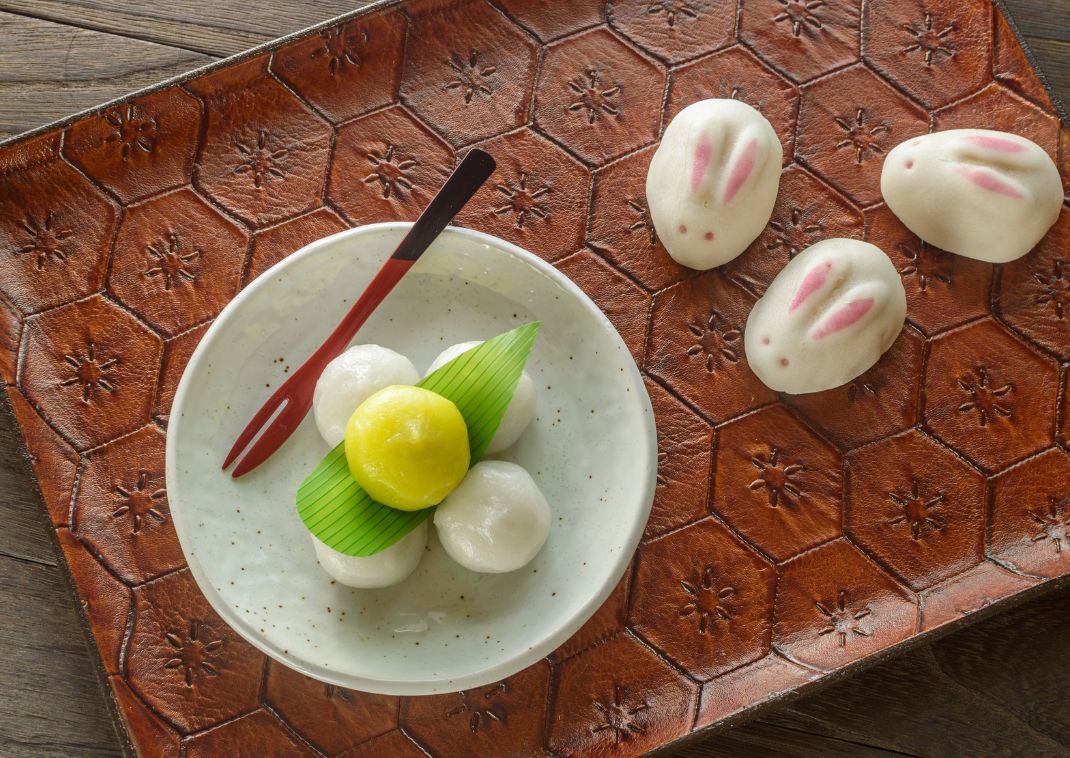 Maankijk rijstdumplings (tsukimi dango) en een konijnvormig gestoomd broodje (usagi manju), Japan.