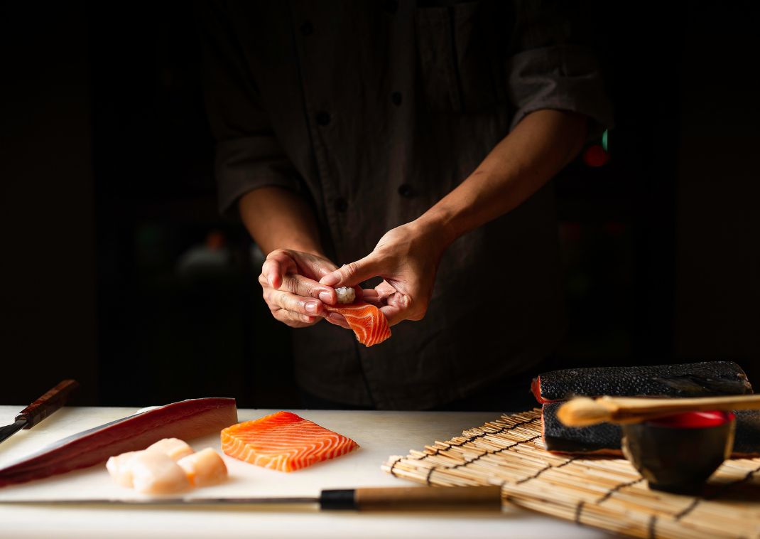 Een chef-kok bereidt sushi, een Japans gerecht, Japan.

