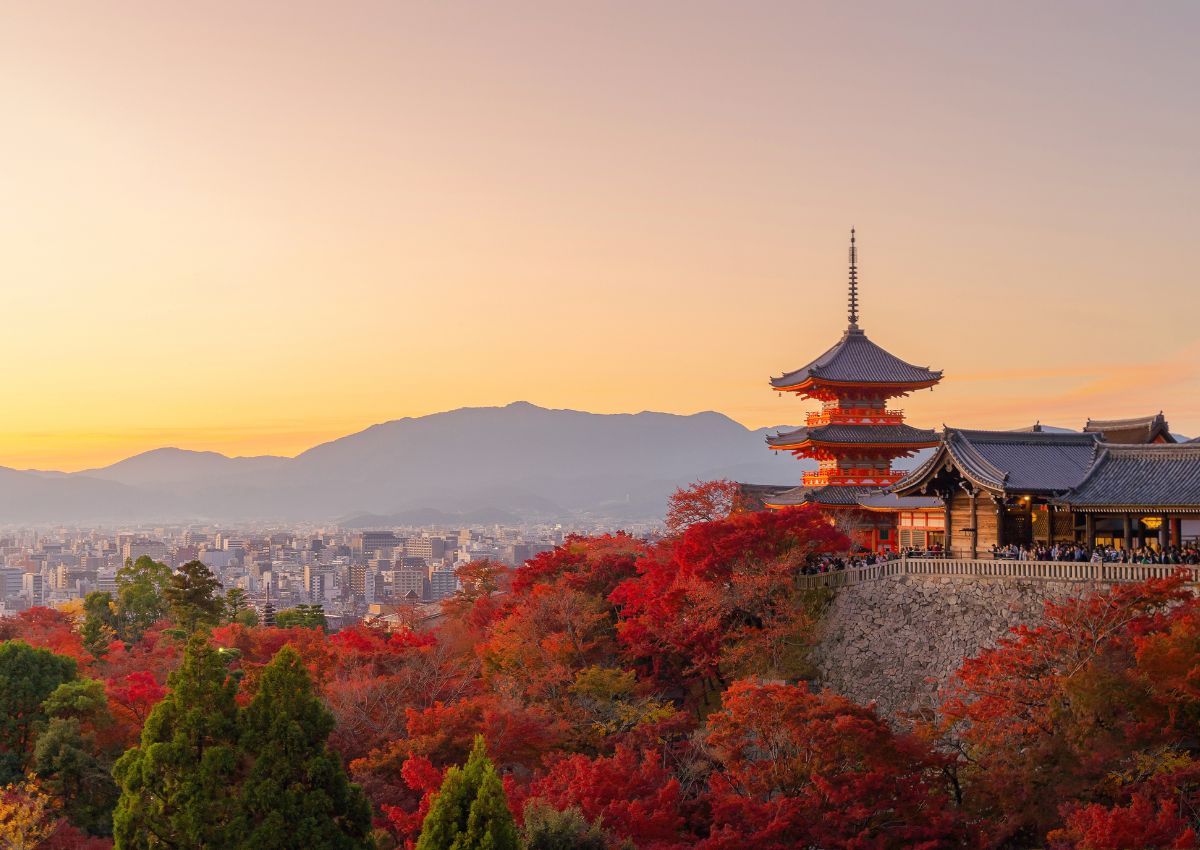 Kiyomizu-dera tempel in Kyoto bij zonsondergang in de herfst