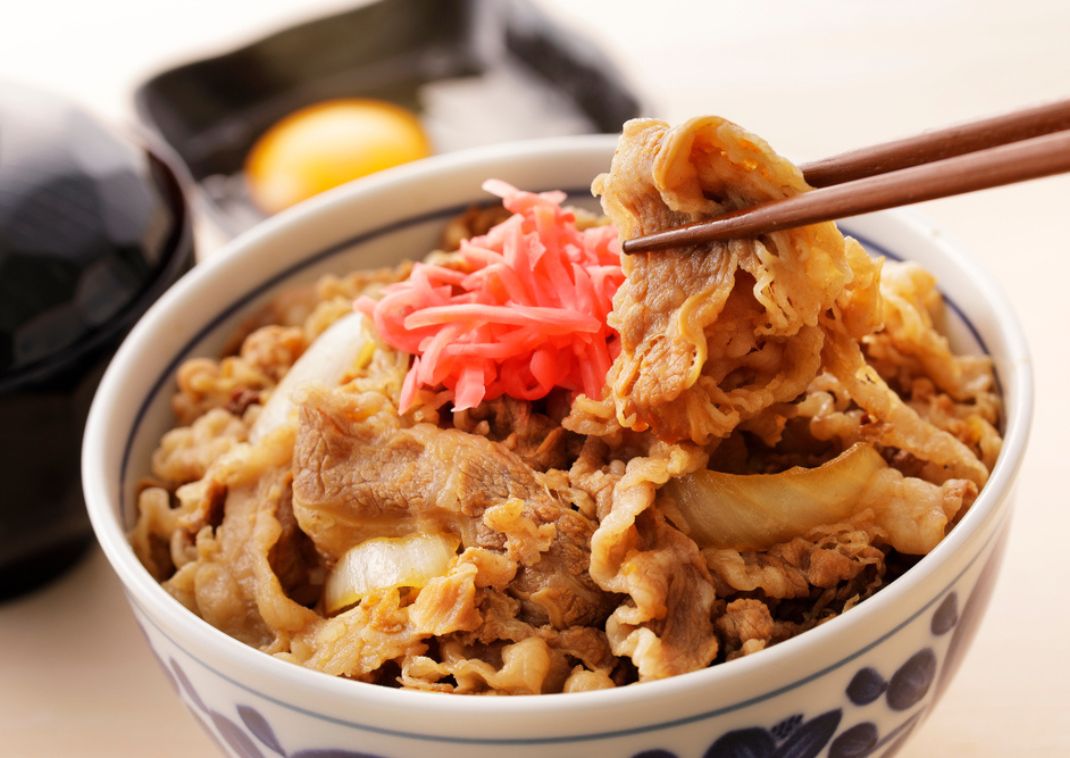 Een kom gyudon: mals rundvlees, geserveerd op rijst