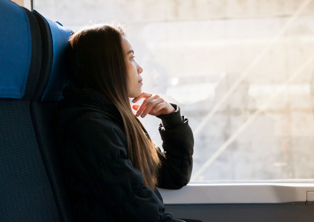 Een vrouw zit in de Narita Express op weg naar de stad Tokyo.