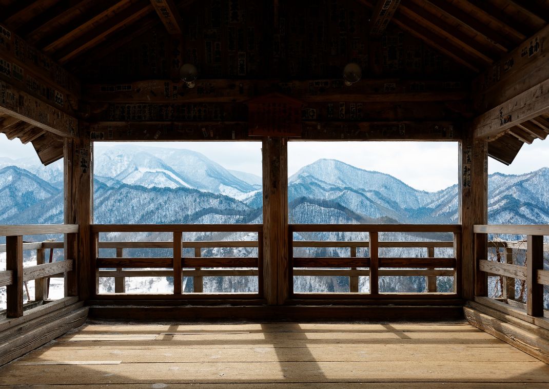 Panoramisch uitzicht op besneeuwde bergen van Yamagata vanuit het Godaido-paviljoen van de Yamadera-tempel, Japan