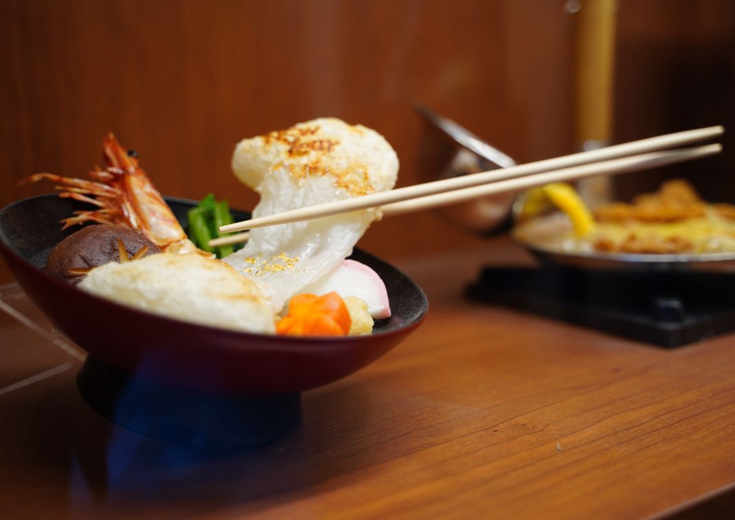 Realistisch nepeten buiten een restaurant in Tokio