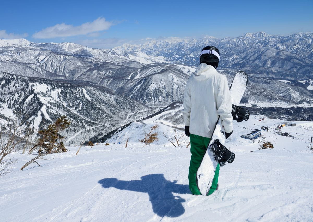 Snowboarder in het skiresort Hakuba Goryu, Japan