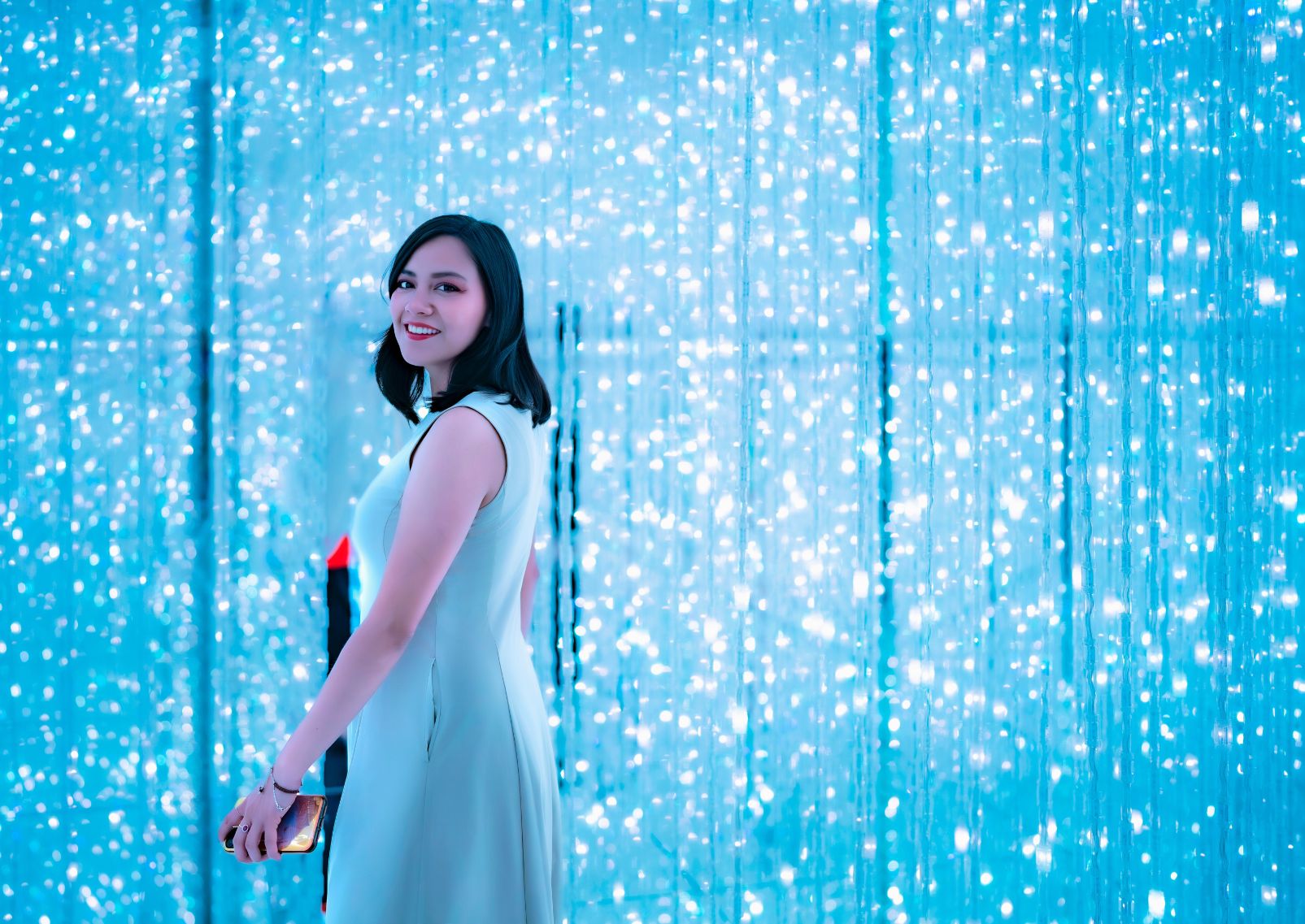 Vrouw bij de kunstinstallatie teamLab Borderless in Tokyo.